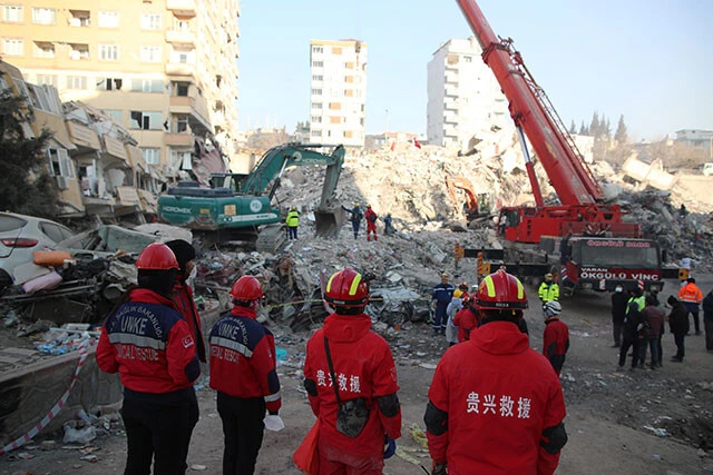 中国からの救助隊の様子。ほかにもヨーロッパ諸国や日本、そして戦争中のウクライナとロシアからも救助隊が送られた