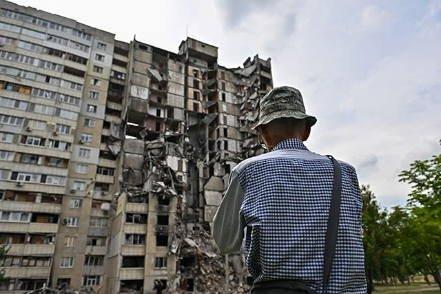 FuMi Caffeのやや北にあるノースサルティフカという地域では、ミサイル攻撃を受けたままの状態で放置されている集合住宅も多い