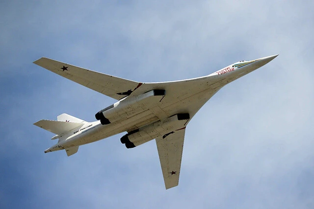 そうなればロシア空軍は切り札となる、マッハ2で飛ぶ超音速戦略爆撃機・Tu-160をウクライナに投入。核戦争となるだろう