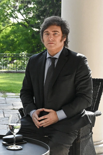 トランプを信奉していると公言するミレイ。公式な会談の場での手の置きどころや形まで完コピしている