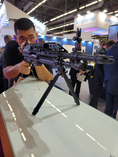 同じショットショーで、SIG社製の次期米陸軍機関銃XM250を構える飯柴氏。ウクライナ国内で将来製造可能ならば、米軍来援時に有利だ（写真：飯柴氏提供）