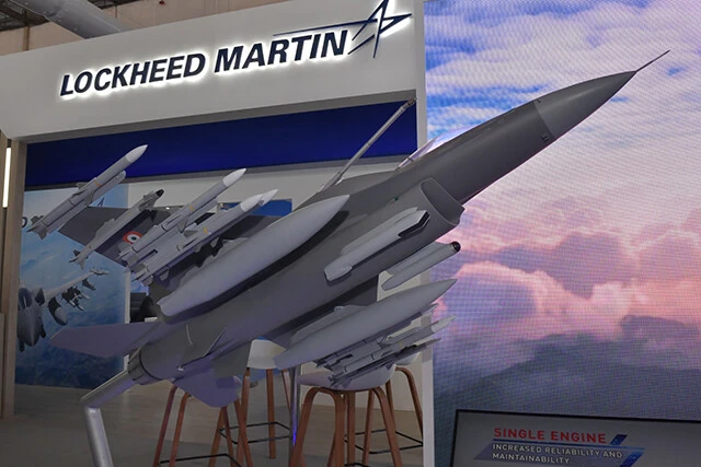 それが全機AI無人機になると、「F-AI機」とこの記事で仮称する戦闘機は、F16の発展型F21と同性能を有すると仮定写真:柿谷哲也)