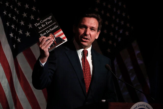 次期共和党候補として名高かったデサンティスが正式な立候補を表明する前に、トランプは人気を落とそうと批判しまくっている