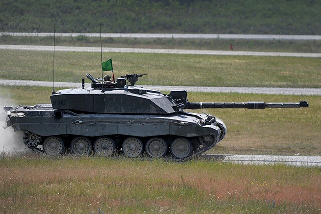 そして、英国から供与されたチャレンジャー２が、重戦車して部隊を強化する