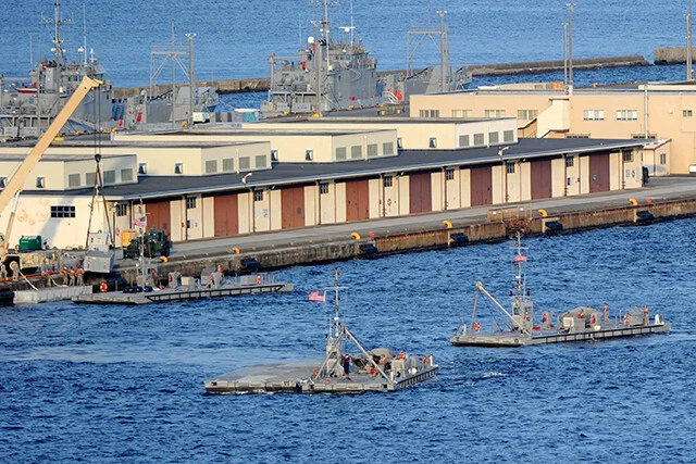 揚陸艇部隊は、横浜に保管している艀（はしけ）を何個も繋げて浮桟橋を作り始める