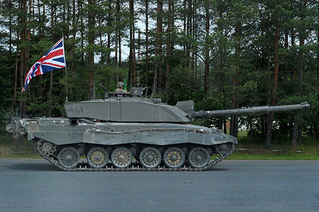 イギリスが1998年から386両導入したチャレンジャー2戦車。そのうちの14両をウクライナに引き渡すという。写真は2018年、ドイツで訓練中の様子（写真：柿谷哲也）