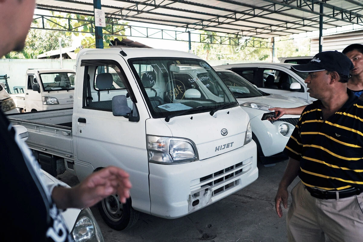 タイ北西部、ミャンマーと国境を接する街・メソトにある日本車を隣国に流すための拠点。そこには日本でも人気で値段が下がりにくい軽トラもあった