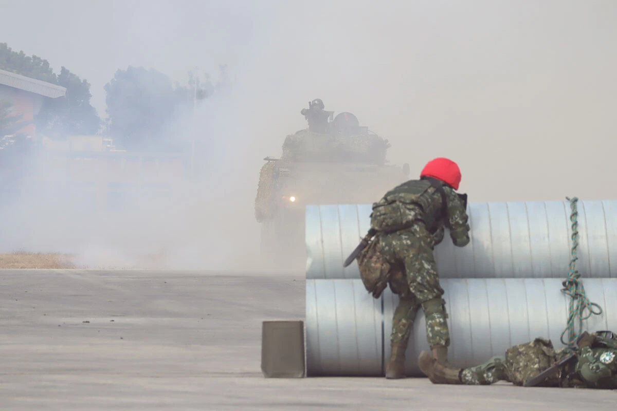 今年1月実施の中華民国軍の演習「春節加強戦備」の様子。台湾南部の都市を占拠した人民解放軍役（手前の兵士ら）のチームを、ドローンや戦車で殲滅する訓練が行なわれた（撮影／安田峰俊）