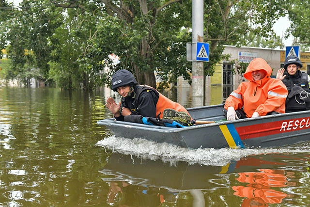 浸水被害が深刻だったヘルソンのコラベル地区にて、住民の救出活動を行なう救急ボートの隊員が手を振ってくれた