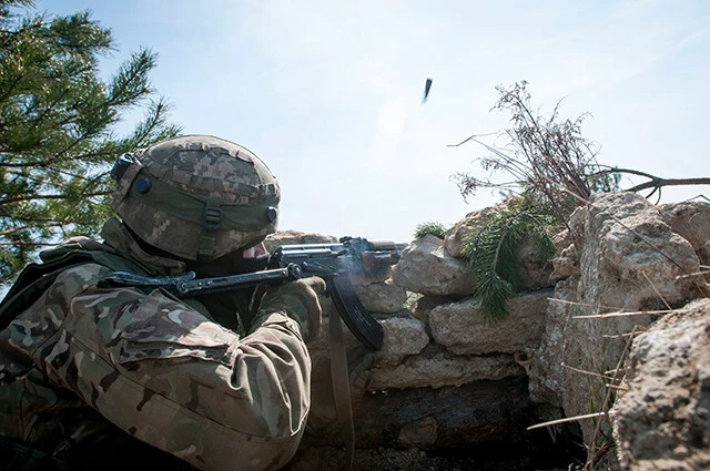 草地にはさらにワグネル兵が撃ちやすい石造りの陣地もなぜか作られている。これも罠。石の最下段には設置されたIED化させた対戦車地雷を作動させ、粉砕する（写真：米国防省）