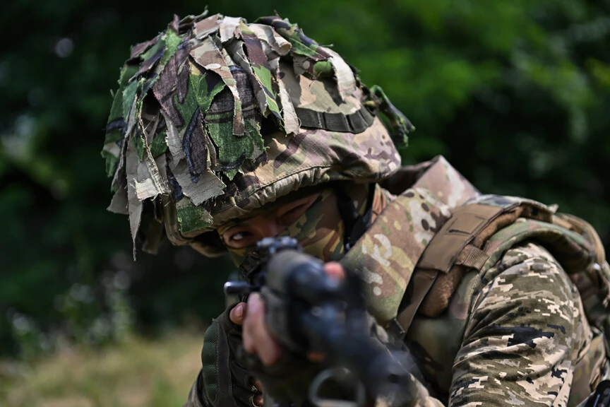 富岡さんいわく、銃(通常はAK-74)や防弾ベスト、医療用キットなど最低限の支給品以外は自費購入。ウクライナではアーミーグッズの店が急増しているという