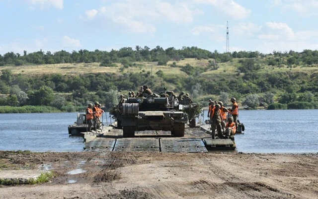 ロシア軍がバフムトフカ川を東岸に戻る場合、陸橋か浮橋を使用するため渋滞は避けられない。写真はウクライナ軍の渡河訓練(写真:ウクライナ国防省)