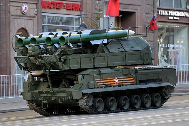 ウクライナ軍が持つ旧ソ連製防空ミサイルブークが一つ目のワニ狩りの道具。ミリ波レーダーの探知距離は20キロ。9M38ミサイルで撃墜を試みる。