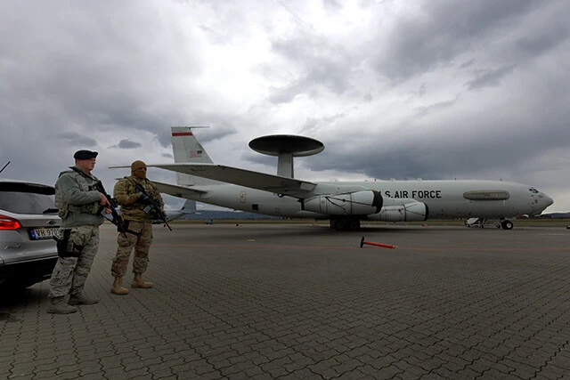 飛行隊のアルファストライク全力攻撃は、E3C AWACS空中警戒管制機の主導の元、電子戦機、戦闘爆撃機、護衛戦闘機が一群を成し、敵を空爆する（写真：柿谷哲也）