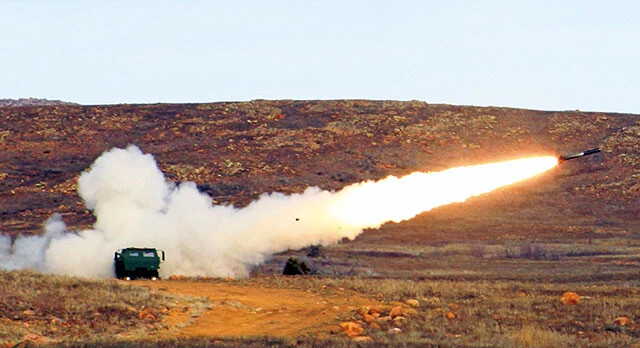 「最大で90㎞の射程を誇る精密誘導ロケット。70㎞圏内なら移動する車両への