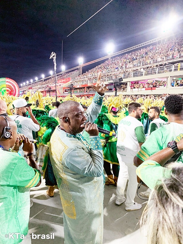 リオのカーニバルを代表する名物歌手イト・メロヂア。数千のパレードメンバーと、数万人の大観衆を鼓舞する