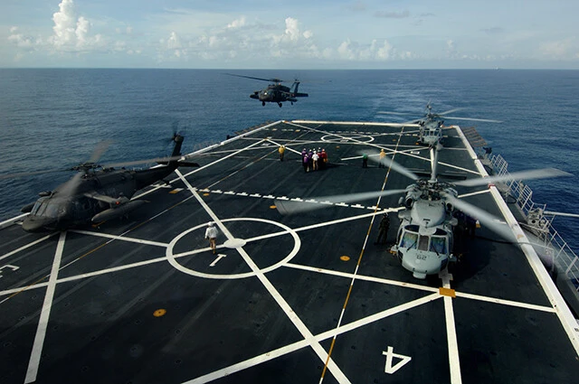 ドック型輸送揚陸艦「メサヴェルデ」の飛行甲板。特殊作戦に使用するMH60SやMH60Lを同時に4機発着艦させることができる広さ