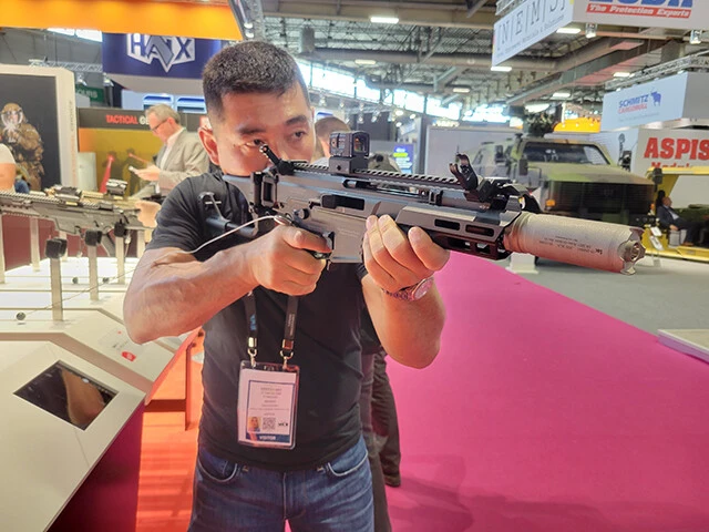 ショットショーでHK社製最新のHK437小銃を構える飯柴氏。軍用小銃としては、世界ナンバー1の性能を誇る。HK社が参加すれば、ウクライナ国内で生産されるか...(写真:飯柴氏提供)