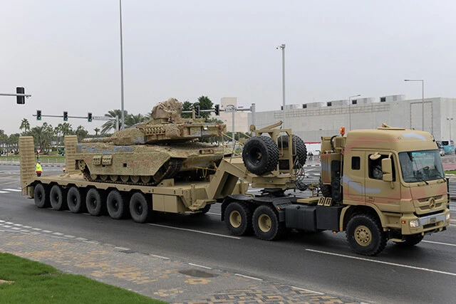 独供与の最強戦車レオパルト2は、トランスポーターに載せて運ぶ。鉄獣が放たれるのは、クレムリンの直ぐ手前だ（写真：柿谷哲也）