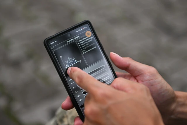 砲撃の際の着弾地点などを計算して正確に割り出すために使用する『Geometric Calculator』というスマホアプリを見せてくれた箕作さん。こうした知識も必須だ
