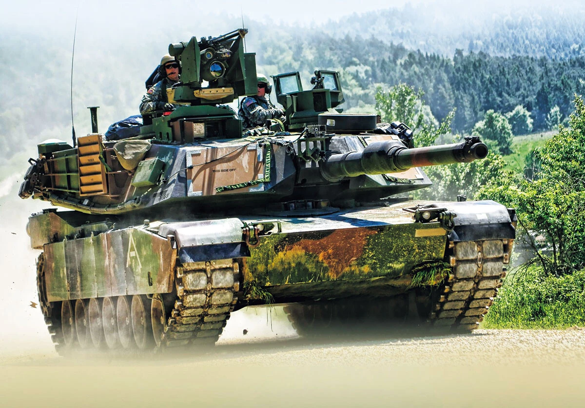 M1A2エイブラムス。120㎜滑腔砲を装備するアメリカ軍の主力戦車。「砲塔部分の装甲は厚さ100㎝近くあり、攻撃力だけでなく乗員の生存を最優先に設計されているのが特長です」（照井氏）