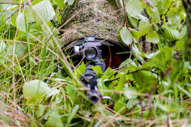 夜間、サーマル装置で見えるワグネル偵察兵を狙撃で片っ端から片付ける。そしてウ軍工兵は、昼間に作動させた各種仕掛けをもう一度再設置する(写真：ロシア国防省)