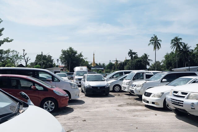 ミャンマーとの国境がある街・メソトにある、日本から船便で運ばれてきた日本車が集う拠点