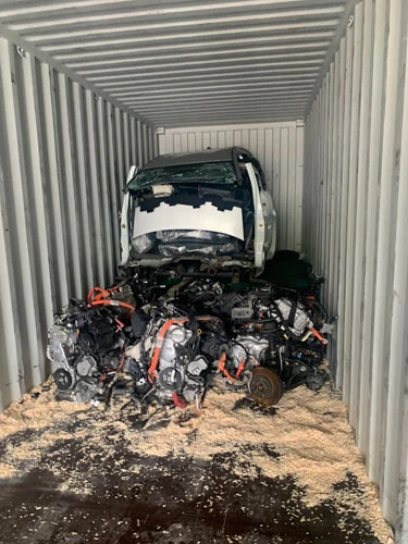 日本車の密輸事情に詳しい関係筋からの提供写真。撮影地は日本の某所。車をバラバラにした状態でコンテナに積み、海外へと運ぶ。原形をとどめていないが「組み立てやすいように切り方も工夫している」(関係筋)という