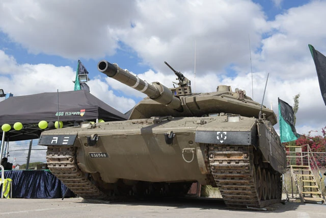 それに続くは120mm砲搭載のメルカバ戦車（写真：柿谷哲也）