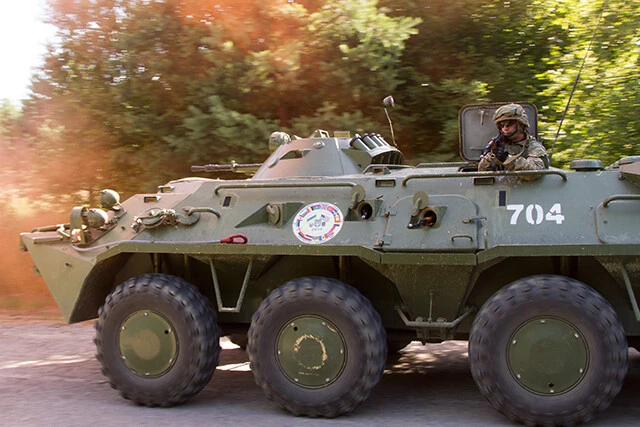 戦車に続いて機械化歩兵が続く。写真は多国間訓練中のBTR2に乗るウクライナ兵（写真：米国防省）