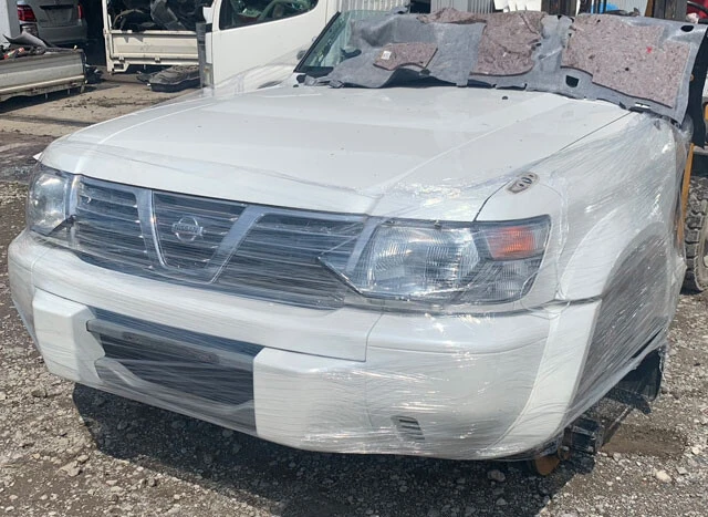 日本車の密輸事情に詳しい関係筋からの提供写真。半分に切断され、これからコンテナに載せられる車