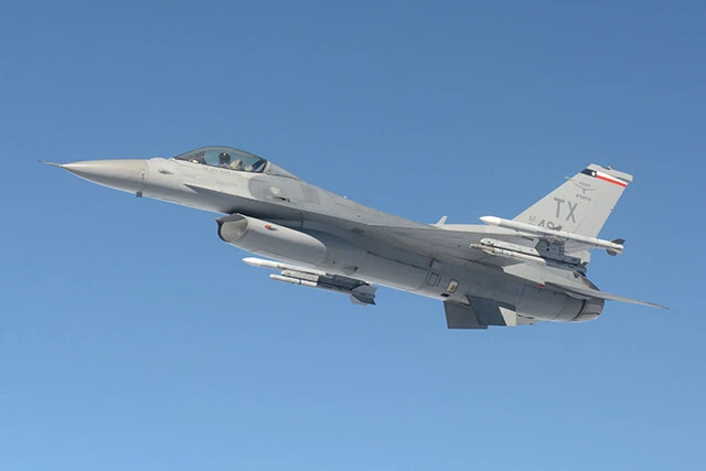 アメリカでもっとも古いF-16Cはブロック30A型。州空軍などが使用し、訓練の敵役や標的曳航などに使用している。F16を一番供与できるのはアメリカだ（写真：柿谷哲也）