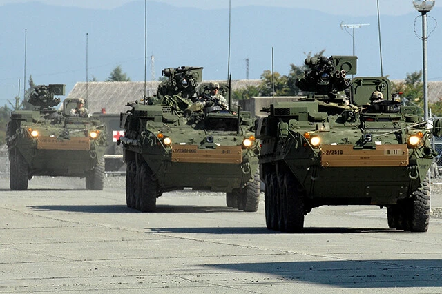 その後方には米供与のストライカー戦闘車が、各種砲を装備して歩兵9名を載せ疾走する（写真：柿谷哲也）