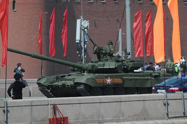 モルドバ共和国の首都の広場を赤旗で埋め尽くし、新たな親ロシア派国家が樹立されます。 ウクライナ東部で苦戦するロシア軍にとっては、甘い果実のように見えるのかもしれない（写真：柿谷哲也）