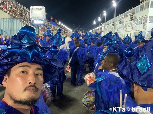 筆者は長年、名門União da Ilha（ウニアォン・ダ・イーリャ）の打楽器隊としてパレードに出場してきた。この日、打楽器隊は満点を獲得した