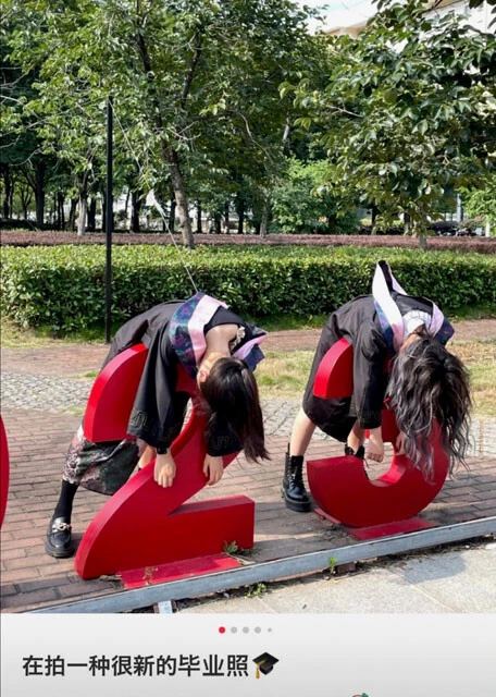 7月、卒業シーズンを迎えた中国のSNSには、死んだふりをする卒業生の写真が次々に投稿された。大学を出ても就職先がない境遇を表現しているとされる