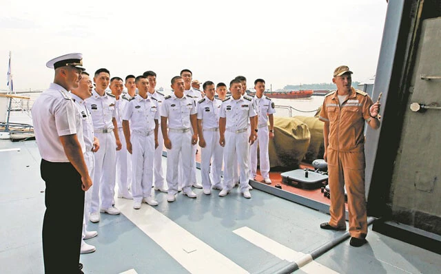 7月に行われた日本海での合同軍事演習で、露海軍のフリゲート艦を訪問する中国海軍の兵士ら