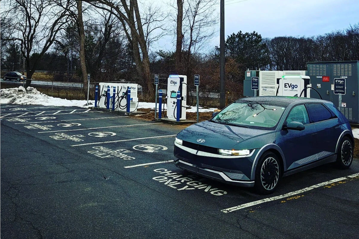 アメリカのEV充電ステーション。数時間のドライブも日常の一部となっているアメリカでは、急速充電器のさらなる拡充が求められる