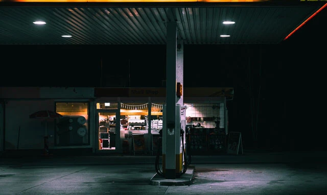 深夜のガソリンスタンドでの給油中の強盗被害は、過去にたびたび起きているが、より長い時間を過ごすEV充電にはさらに大きな不安を抱く人も多い