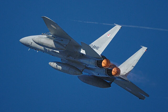 ハイレートクライムで高高度に達しようとする空自のF15J戦闘機は、日本に侵入した中国気球を撃墜できるか(写真:柿谷哲也)