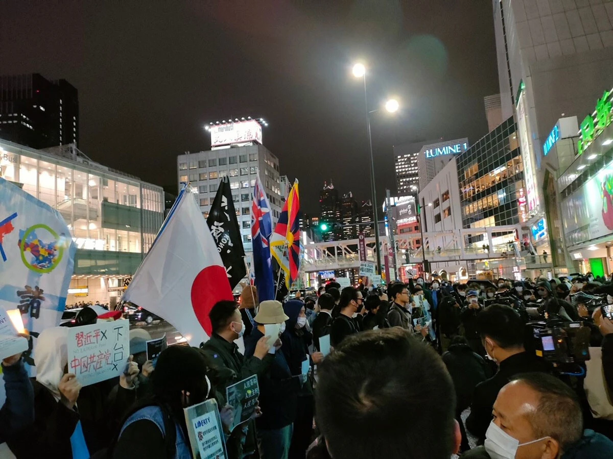 昨年11月に新宿駅前で行なわれた、中国政府によるゼロコロナ政策を批判する抗議デモ