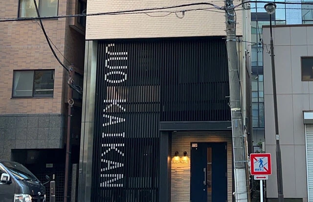 海外110番の拠点のひとつとされる千代田区の建物。民泊施設としても営業中だ