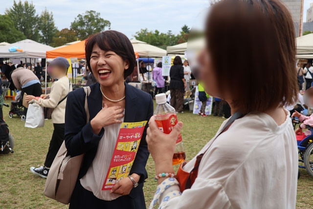 イベントに参加する稲村氏。イベント内の新喜劇にも出演