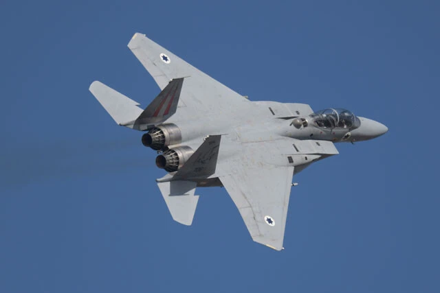 トンネル非非対称作戦は、F15からの爆撃から始まる(写真:柿谷哲也)