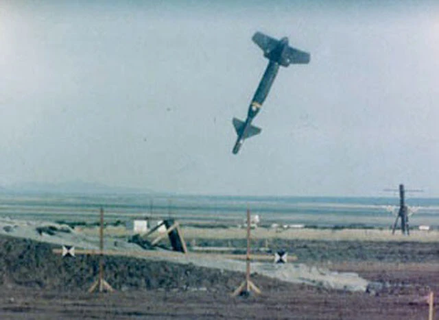 投下されるのは、地下40mまで貫通して破壊するバンカーバスター(写真:米国防省)