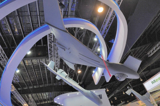 その機甲部隊の上空をイスラエル軍無人偵察機が見張り、無人自爆機は敵がいれば攻撃する(写真:柿谷哲也)