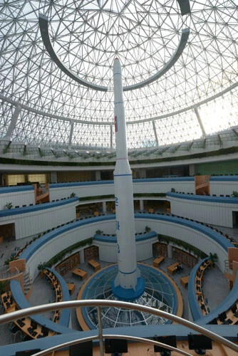 かつて北朝鮮は発射地点を固定し、液体燃料を注入して、発射していたので、日本は発射前に兆候を探知できた。写真は平壌科学技術殿堂に展示される教育用「銀河3」模型(写真:柿谷哲也)