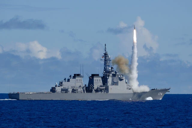 北が移動発射式に切り替えるようになると、海自は即応ができる日本海に常にイージス艦を遊弋させて、SM3ミサイルで迎撃する体制をとった。写真は演習でSM-2対空ミサイルを撃つ「きりしま」(写真:柿谷哲也)