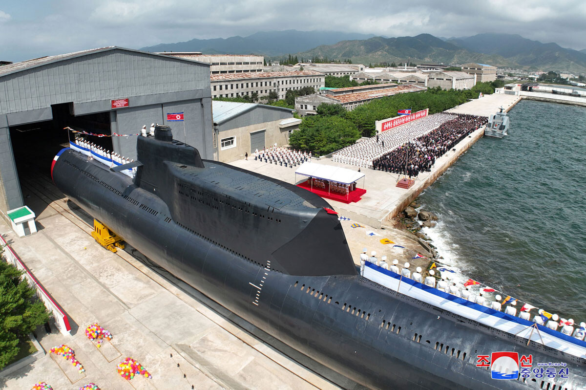 北朝鮮が戦術核攻撃潜水艦とする『金君玉英雄』号。司令塔の後方に計10個の垂直発射管搭載する（写真：朝鮮通信／共同通信イメージズ）