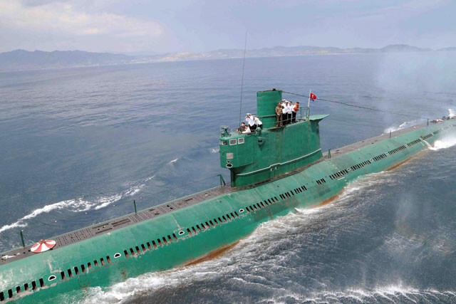 その大元はこの旧ソ連ロメオ級潜水艦。凄まじい切り貼りパッチワーク的な改造がなされている事が分かる(写真：北朝鮮公式)